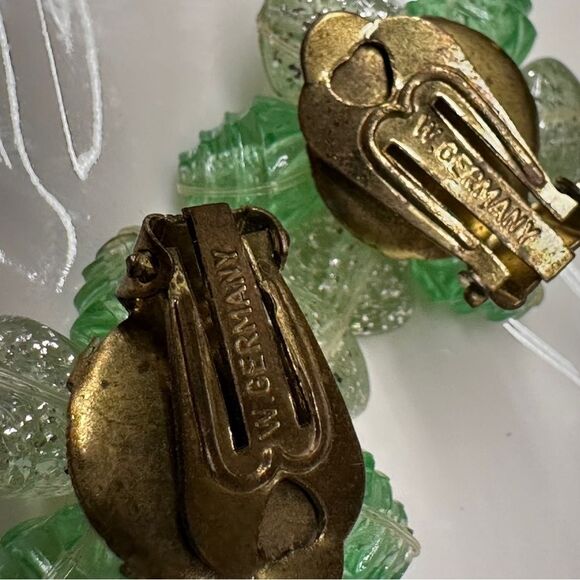 Vintage W. Germany Green and white lucite  Floral Clip-On Earrings - Picture 7 of 9